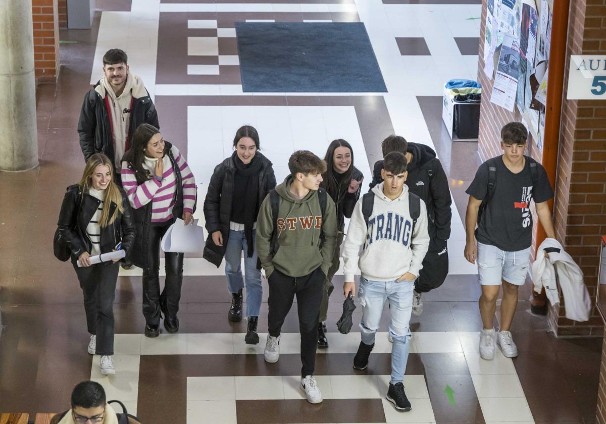 Alumnos de la Universidad de Cantabria en los pasillos del edificio Interfacultativo del campus de Las Llamas, en Santander.