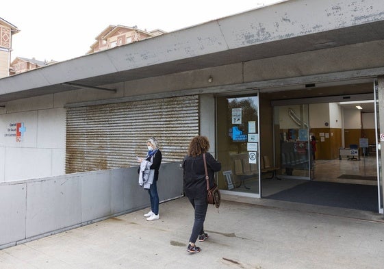 Entrada del centro de salud de Los Castros.