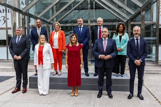 Foto de familia del nuevo Ejecutivo. En la fila de atrás: César Pascual, María Jesús Susinos, Luis Martínez Abad, Eduardo Arasti y Begoña Gómez del Río. En la fila de abajo: Luis Ángel Agüeros, Isabel Urrutia, María José Sáenz de Buruaga, Roberto Media y Sergio Silva.