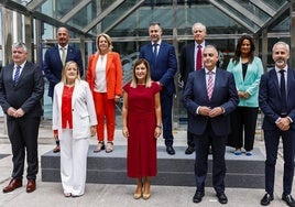 Foto de familia del nuevo Ejecutivo. En la fila de atrás: César Pascual, María Jesús Susinos, Luis Martínez Abad, Eduardo Arasti y Begoña Gómez del Río. En la fila de abajo: Luis Ángel Agüeros, Isabel Urrutia, María José Sáenz de Buruaga, Roberto Media y Sergio Silva.