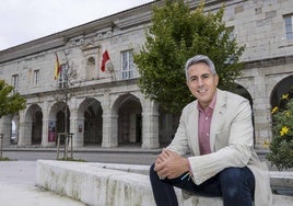 Pablo Zuloaga, líder del PSOE cántabro, posa ante el Parlamento regional.