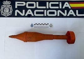 La Policía Nacional retira una granada antitanque en un piso de La Inmobiliaria