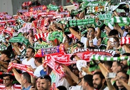 Aficionados del Racing y elSporting en la grada de los Campos de Sport el curso pasado.