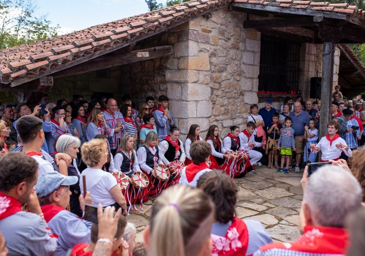 La pradera de San Cipriano volverá estos días a llenarse del tipismo montañés.