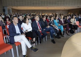 Organizadores, autoridades e invitados en la primera fila durante la inauguración del certamen.