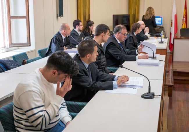 Adrián Bedia, con la mano en la cara, y Bryan Barroso, entre dos abogados, durante el juicio.