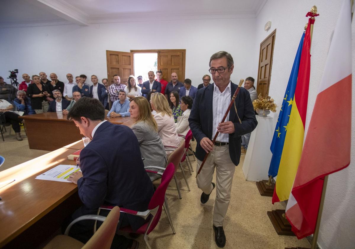 Francisco Viar ya con el bastón de mando en la mano se dirige a agradecer el nombramiento y saludar al público.