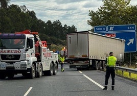 Los agentes de la Guardia Civil controlan la retirada del camión afectado por la salida de vía en la A-8.