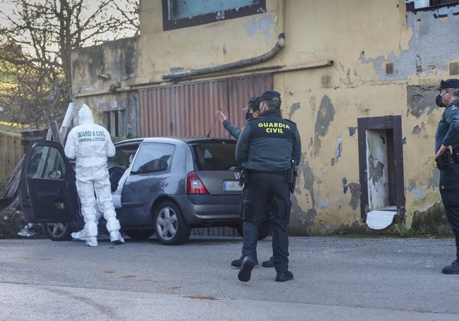 Agentes de la Guardia Civil junto a la casa en la que aparecieron los cuerpos sin vida de Eva Jaular y su hija de once meses.