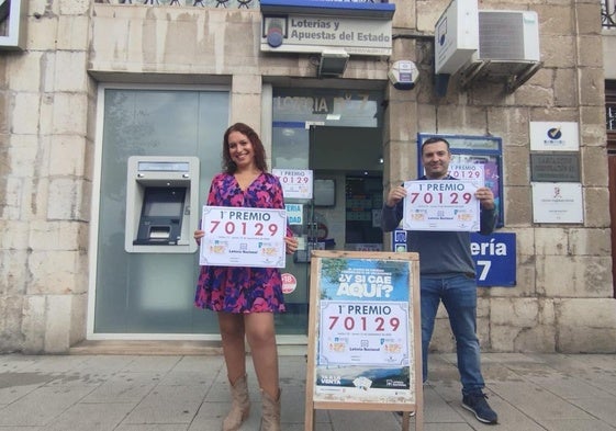 Maite Jaurena y Jesús Ruiz en la Administración de Lotería número 7 de Santander