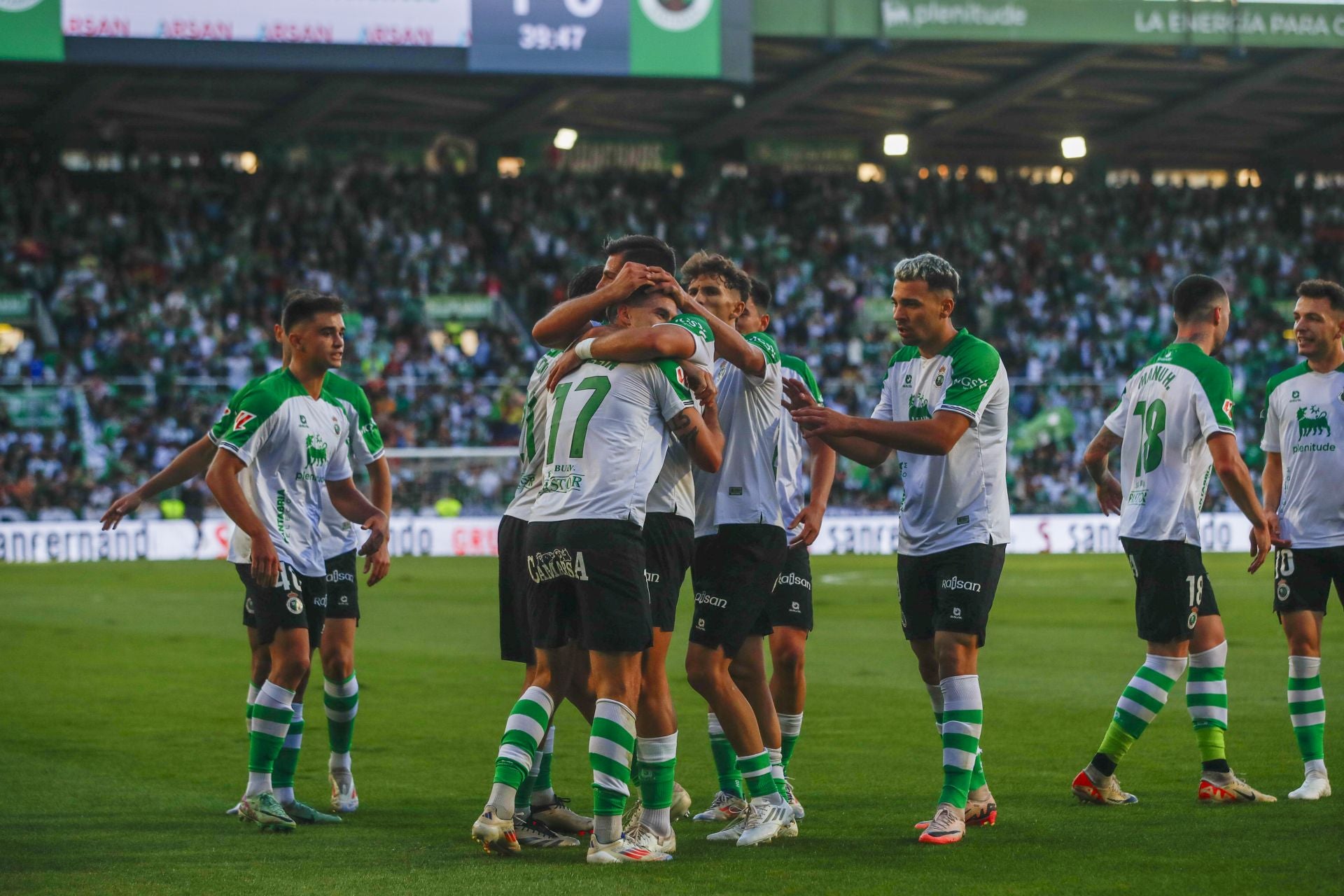 Los jugadores festejan el gol con la grada de fondo