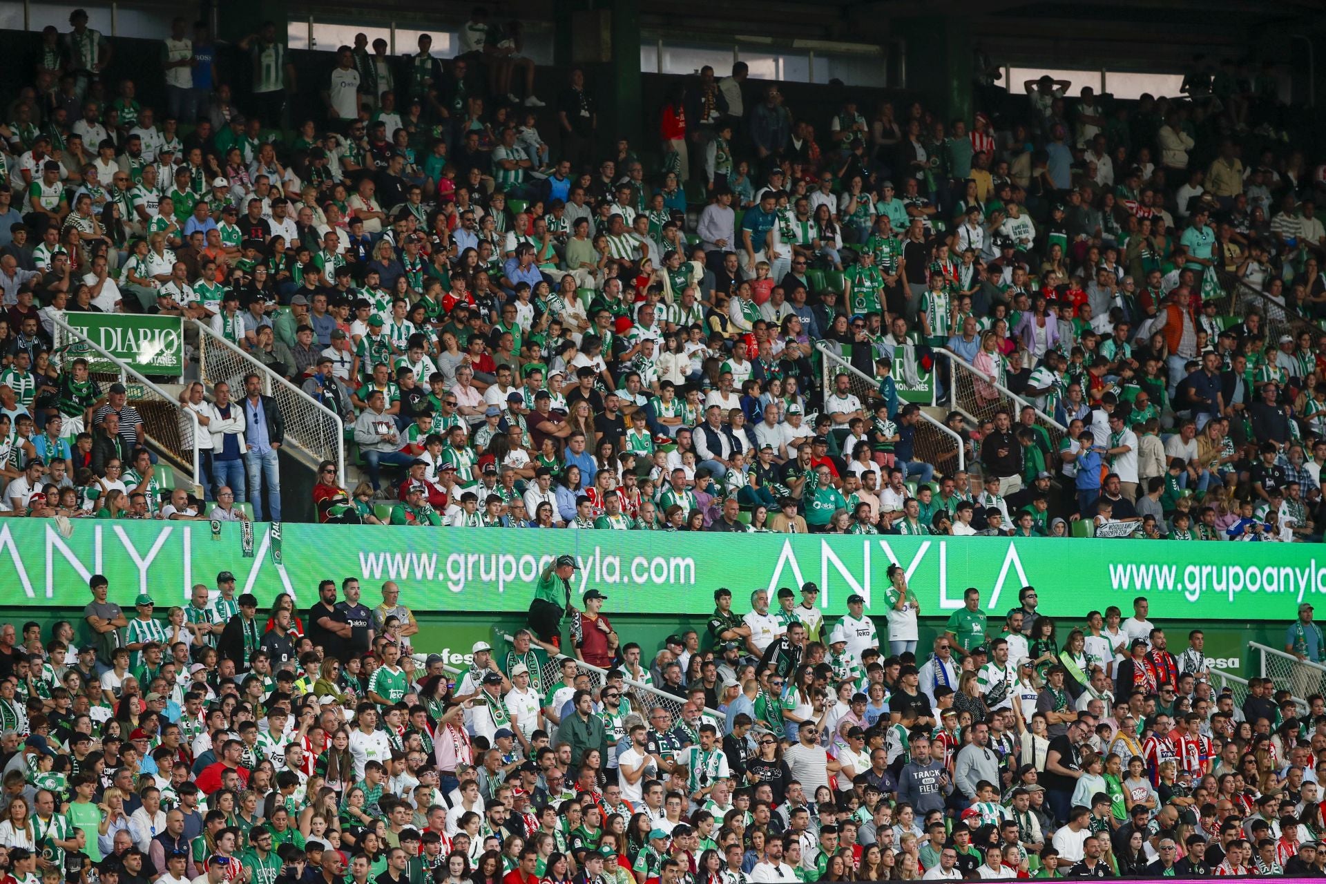 Aficionados del Racing y del Sporting vieron el partido mezclados