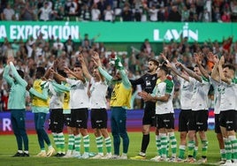 Los jugadores celebran con la grada la victoria ante el Sporting, que les coloca colíderes