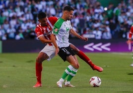 Andrés Martín protege el balón