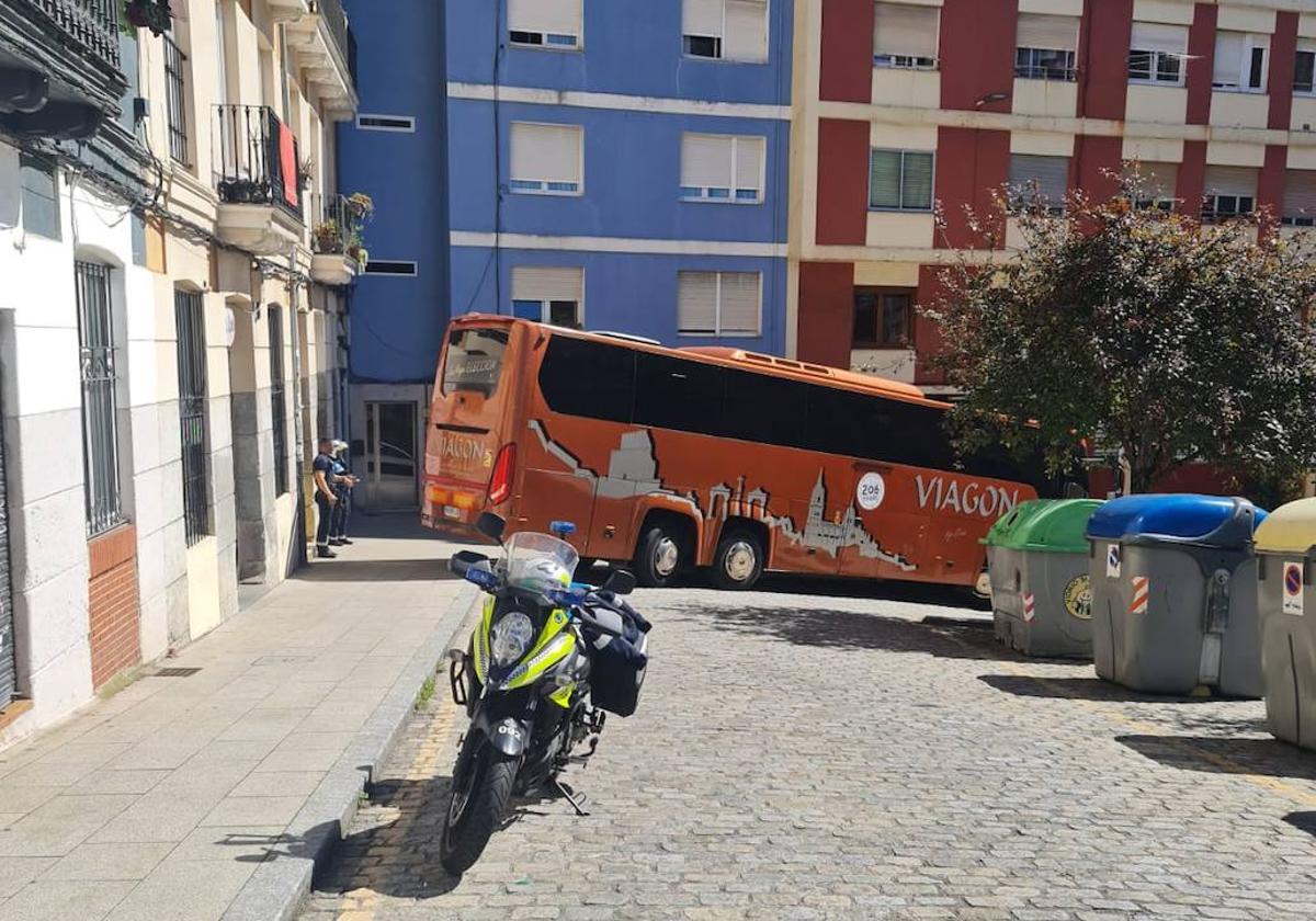 Otro autobús bloqueado en la rampa Sotileza