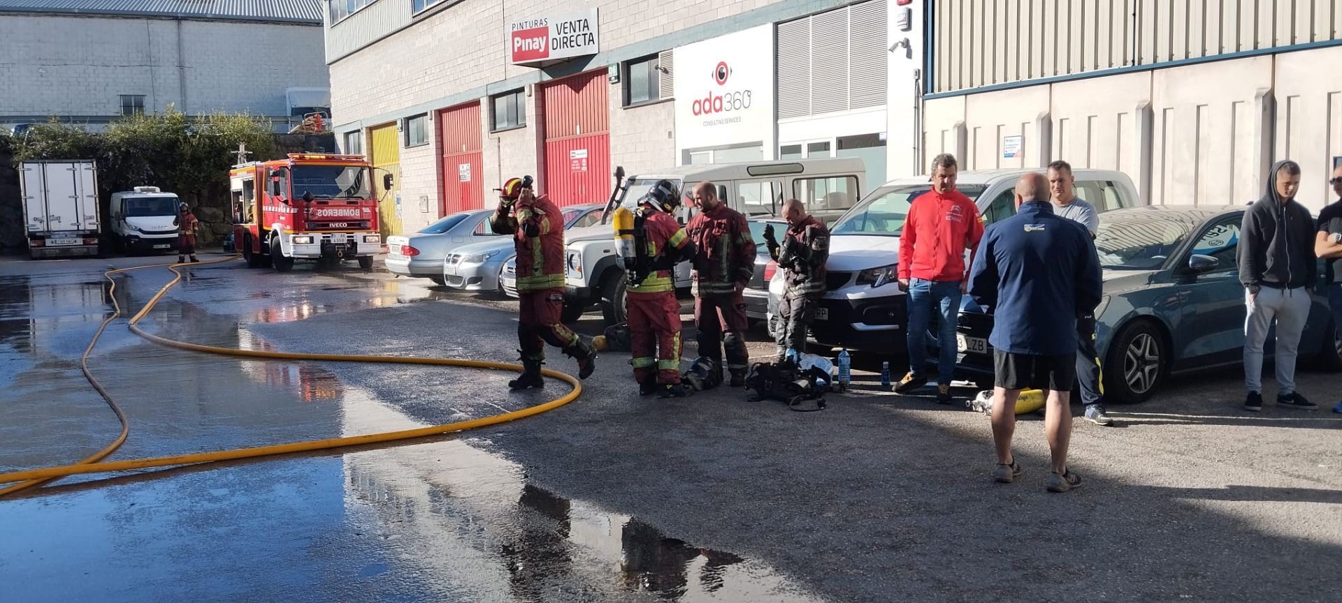 Los bomberos consiguieron sofocar las llamas y que no se propagaran a otras naves