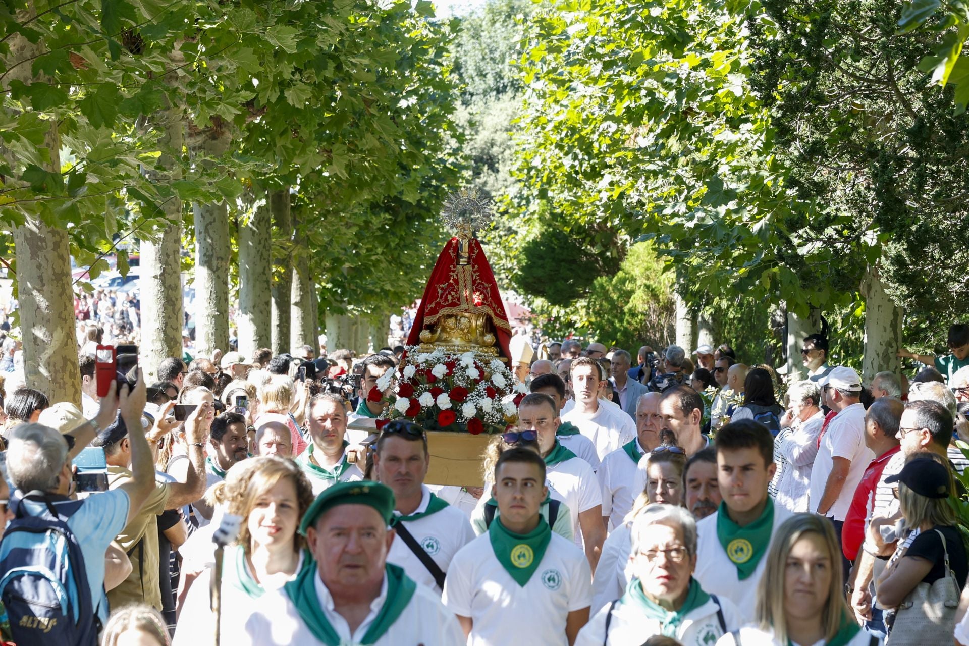 La Peña Los que Faltaban llevando en procesión a la patrona.