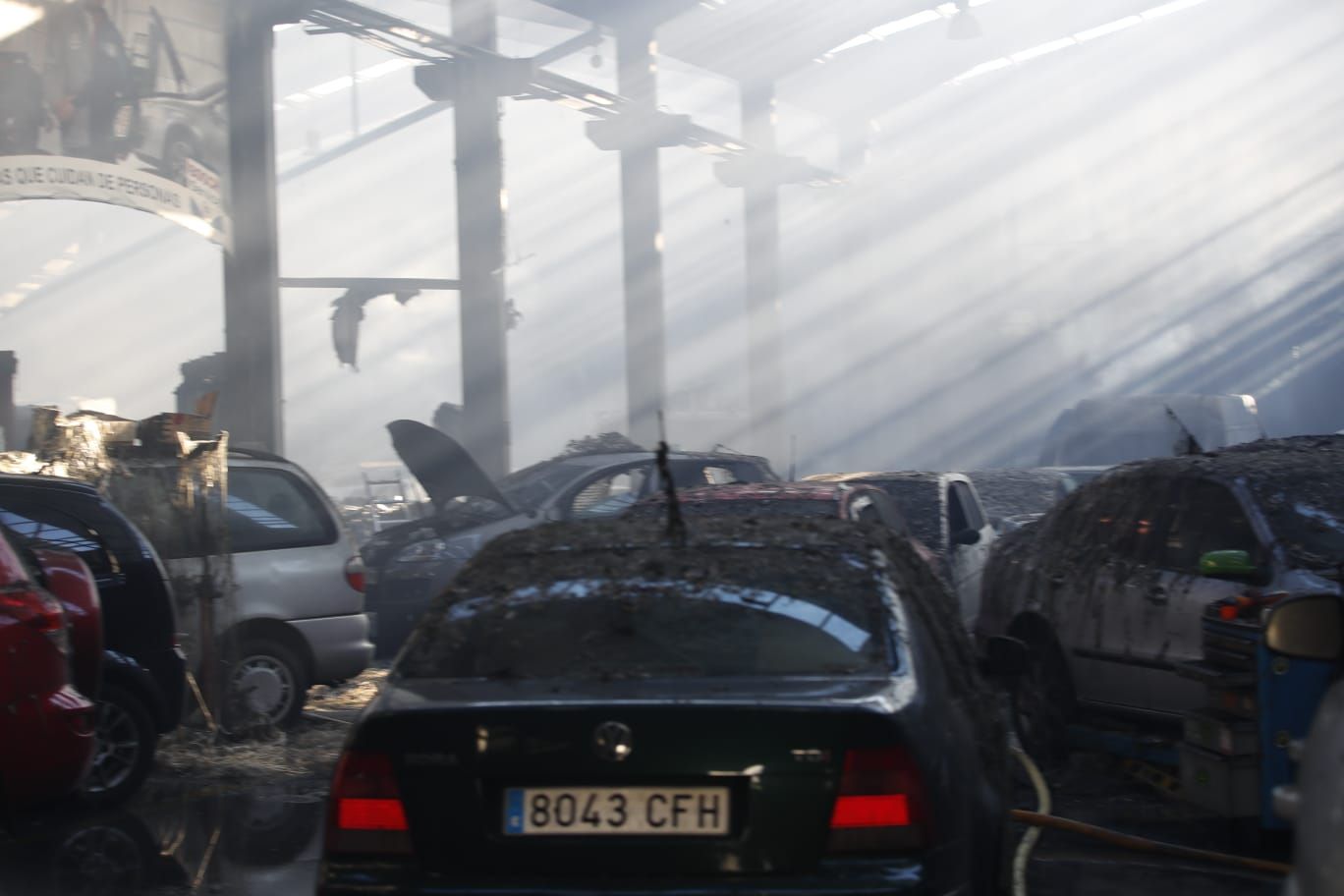 Otra imagen de los coches quemados por el incendio