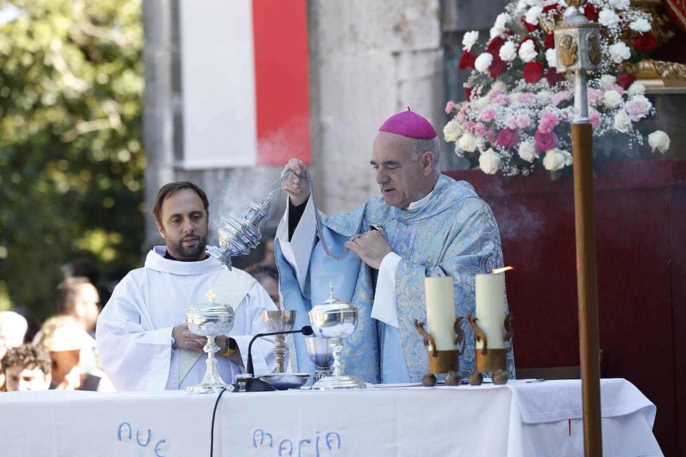 El obispo de Santander, Arturo Ros, oficiando la misa mayor. 