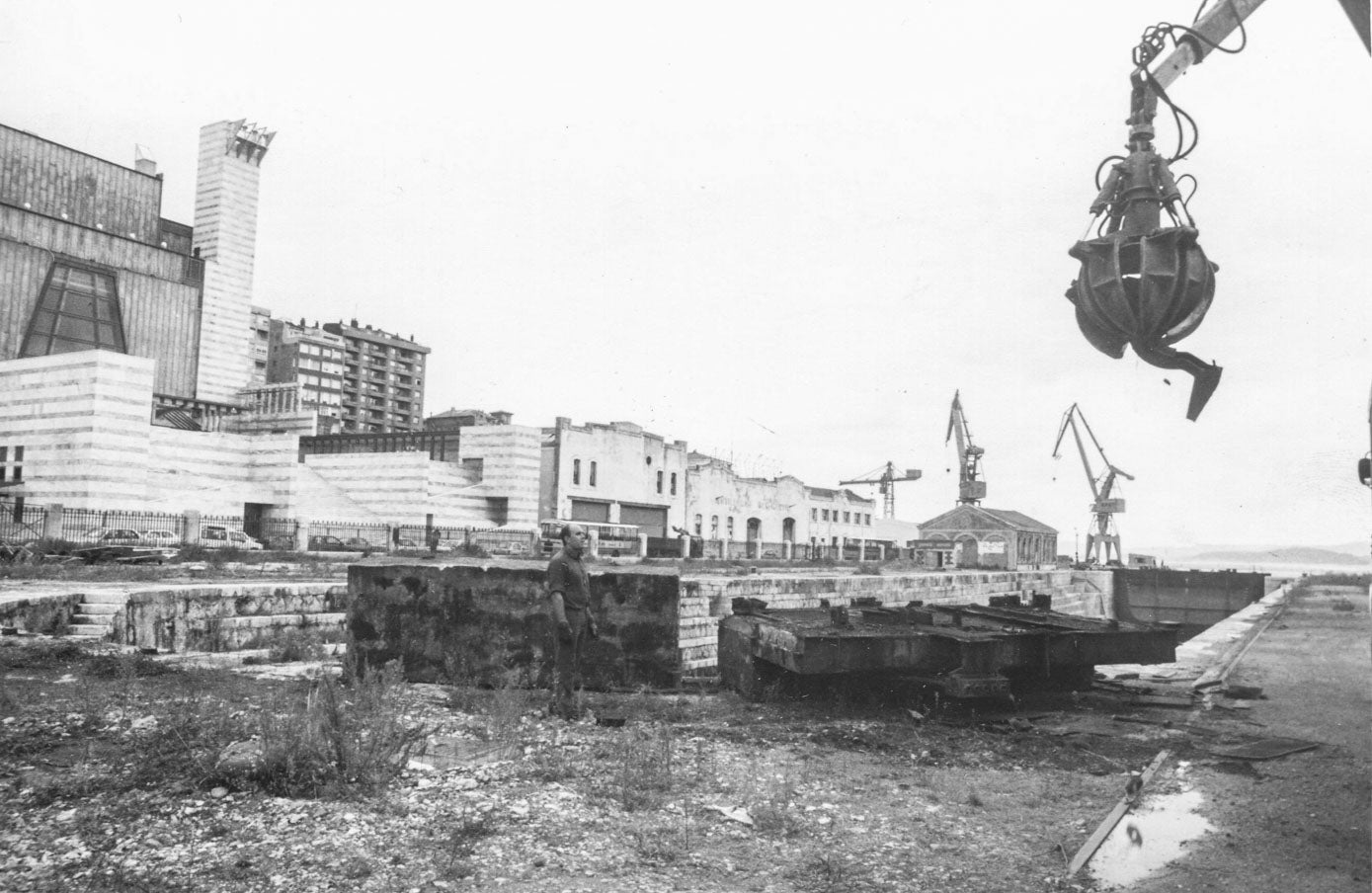 El entorno de Gamazo, con la Casa de Bombas al fondo, y el Palacio de Festivales a la izquierda, en una imagen antigua. 