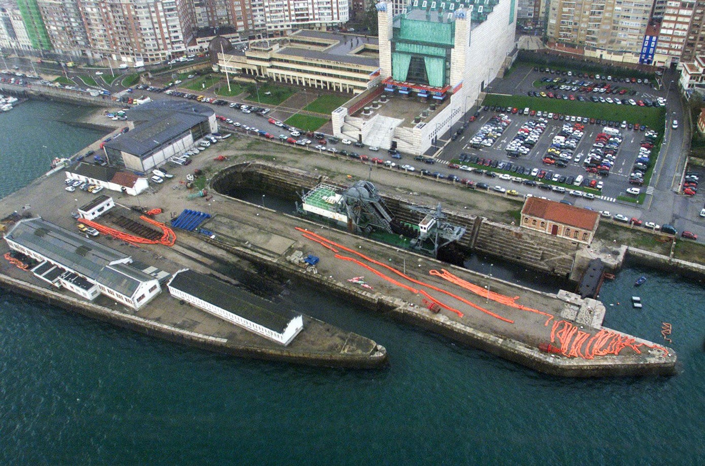 Imagen panorámica del Palacio de Festivales, el dique de Gamazo y el CEAR de Vela, antes de su remodelación. 