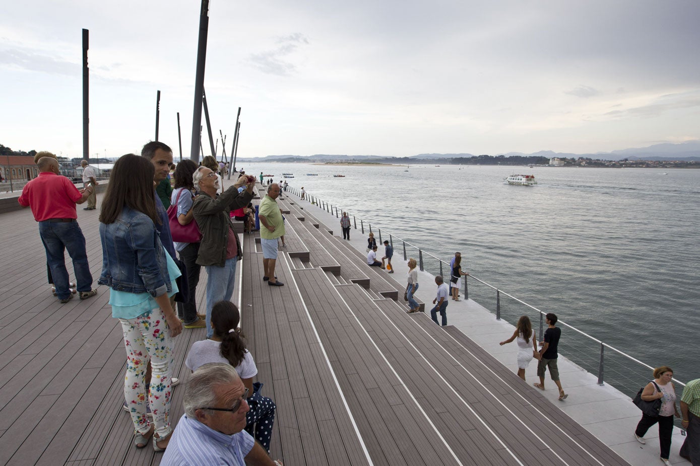 Visitantes y vecinos en la Duna de Zaera, junto a la Bahía de Santander.