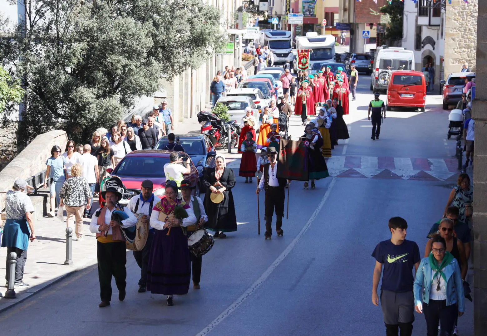 Grupos de folclore tradicional y Cofradía del Aguardiente de Orujo y de l vino de Liébana, desfilando por las calles de la villa