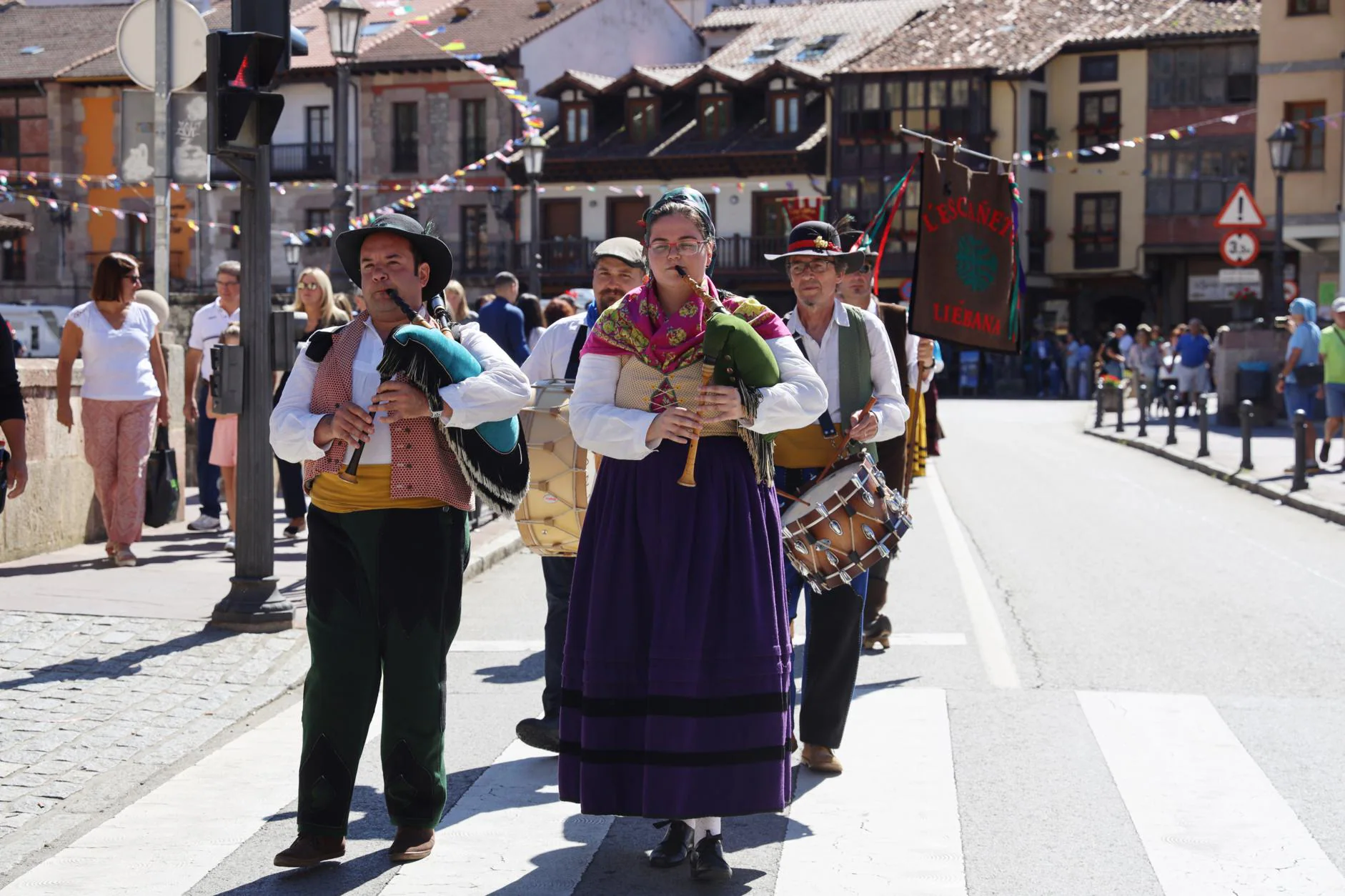 La banduca de gaitas L´Ábrigu desfilando por el centro de la villa de Potes