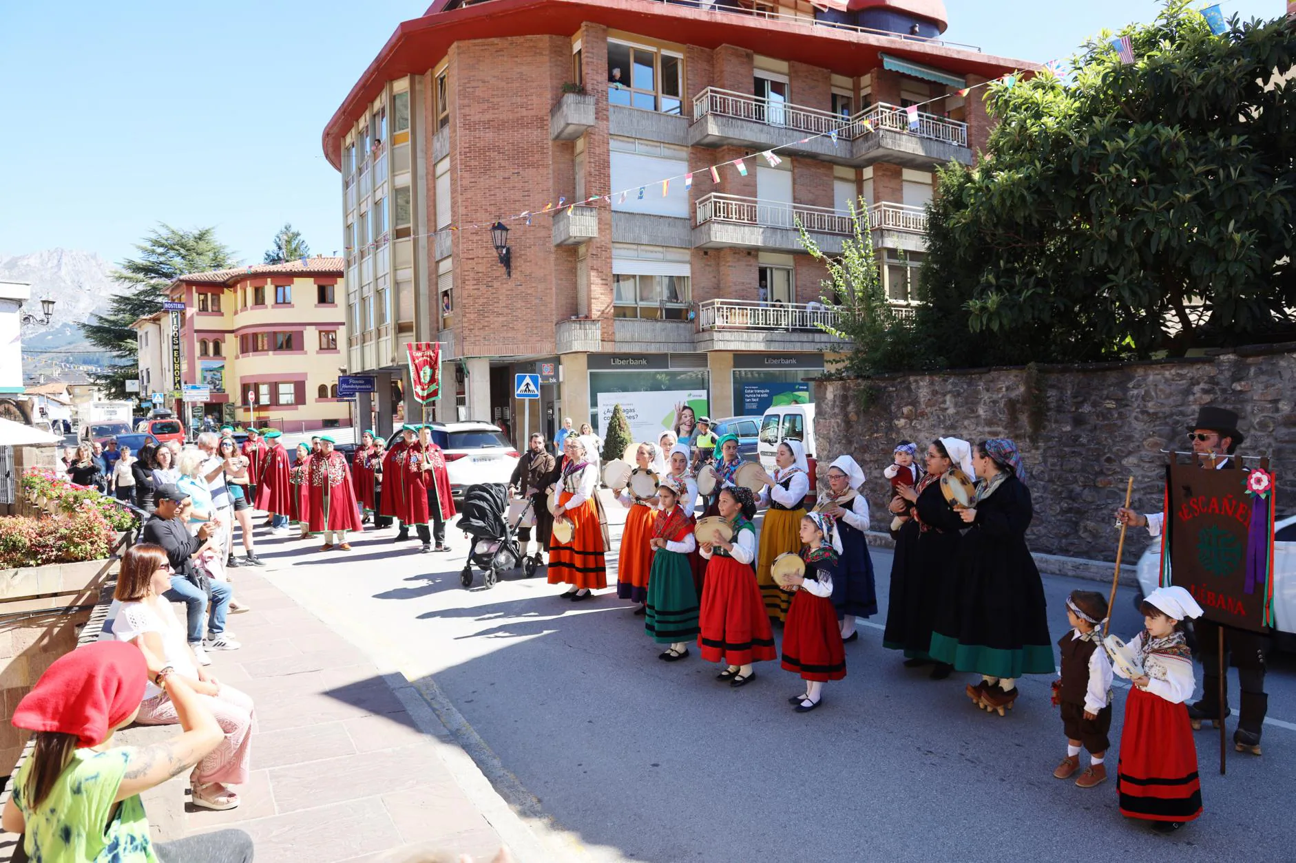 Los integrantes de los grupos folclóricos cantando frente a la residencia de la Tercera Edad de Potes