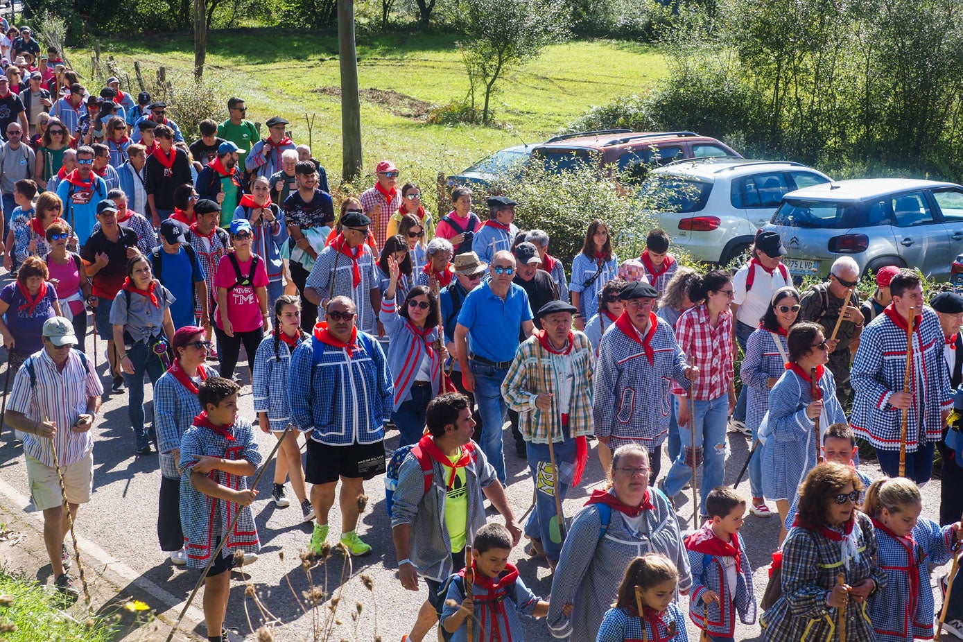 La mayoría de los peregrinos portaban la ropa de la romería tradicional: blusón, pantalón de mahón y pañuelo al cuello.