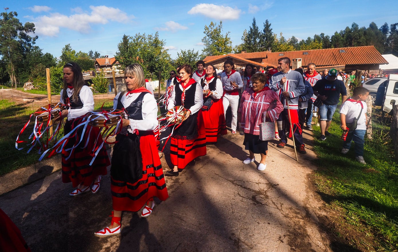 Las pandereteras se convirtieron en la banda sonora de la celebración.