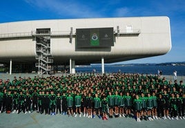 Los 230 chavales que forman el fútbol base, el personal de formación del club, la directiva y buena parte del primer equipo posan en plena bahía en su puesta de largo.