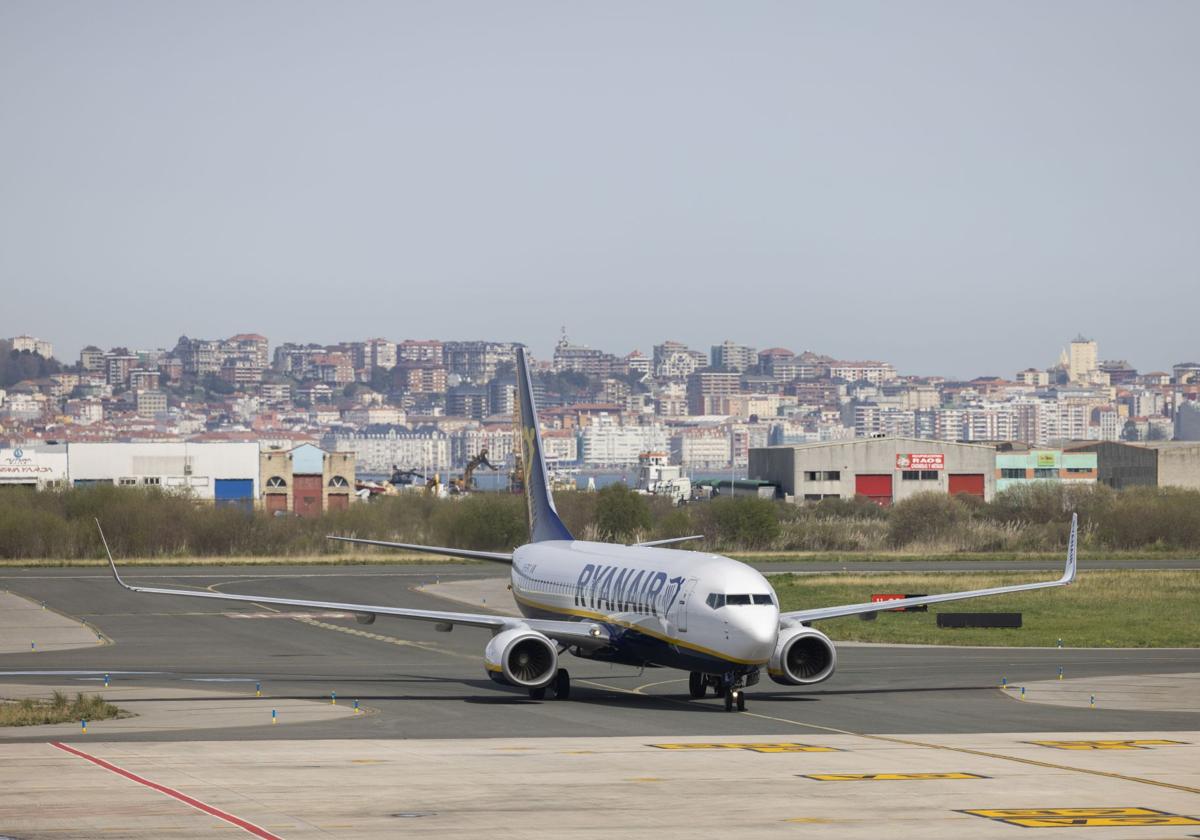 Un avión de Ryanair en la pista del Seve Ballesteros. Los vuelos de la compañía irlandesa se reducen este invierno.