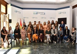 De pie: Raquel Menéndez, Lissete Gelves, Luna Montero, Chuspa Eder, José Luis Callejo, Mela Revuelta, Sandra Veiga, María Clara García, Paula Díaz y Gabriel Madrazo. Sentados: Maribel Cabo, Carlota Vuelta, Rosa Saiz, Sonsoles López, Paula Alegría, Gema Igual, Noemí Méndez, Isabel Álvarez, Miguel Rincón, Monty Lima, Fedua Saber y Blanca Mora Salmón.