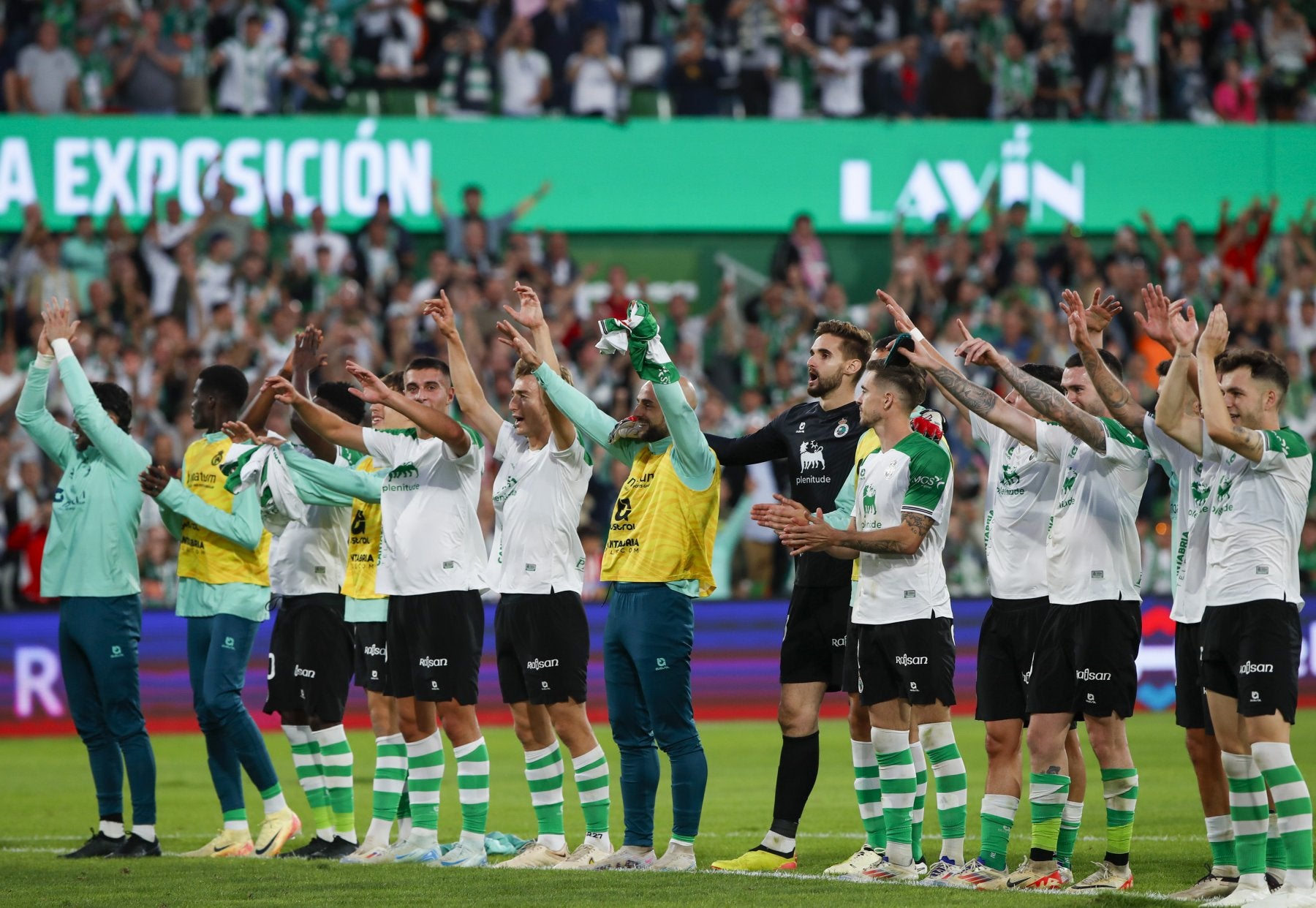 Los jugadores del Racing saludan a la afición después de ganar al Sporting de Gijón en El Sardinero.