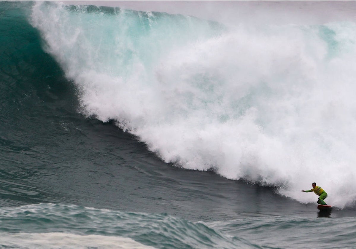 El surfista Nic Lamb, en la última edición de La Vaca Gigante en La Cantera, Cueto.