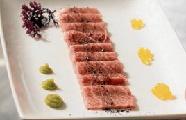 Sashimi toro con algas. Abajo, ensalada de tomate y atún cocinado.