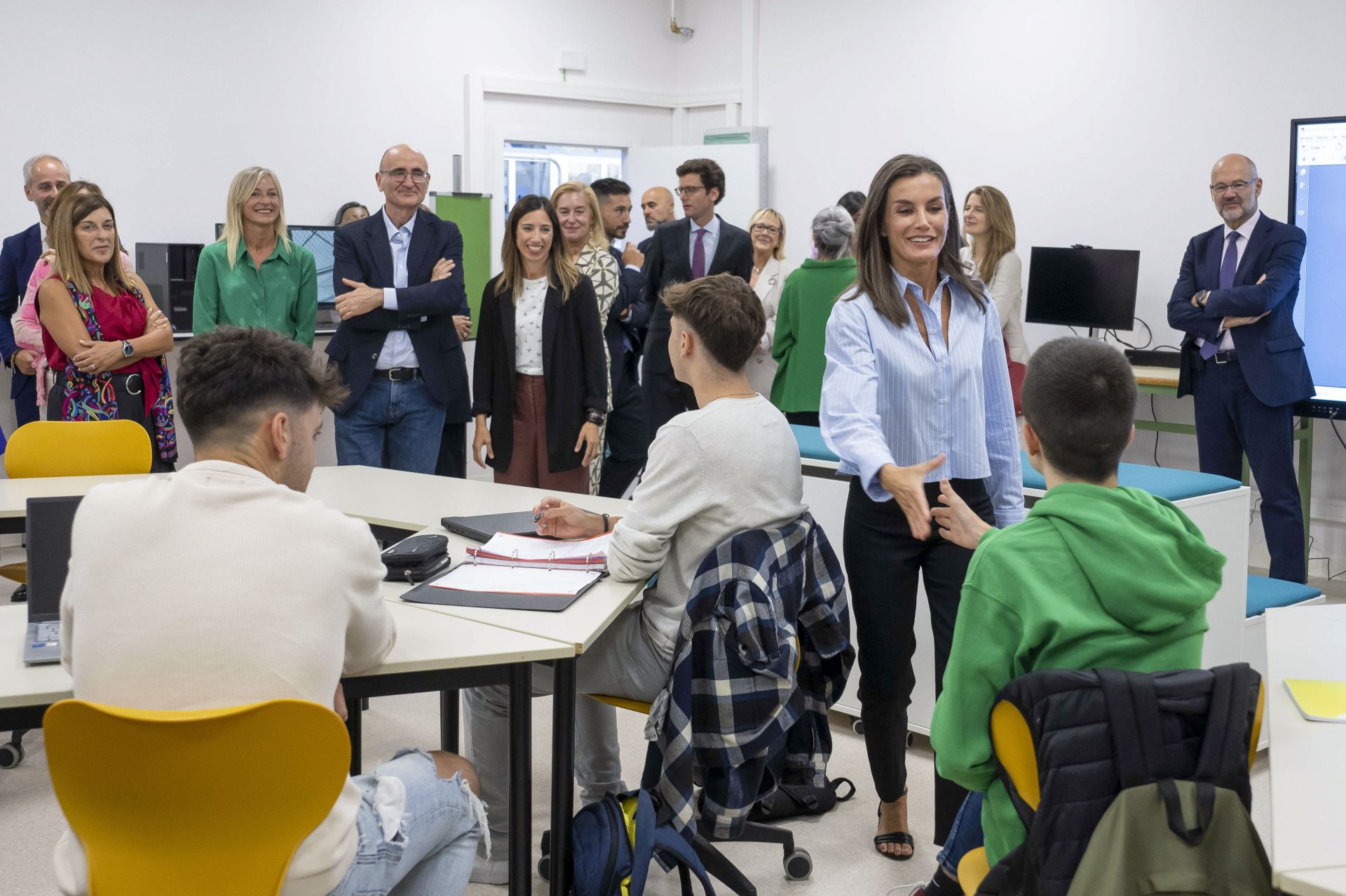 Aunque la vista ha durado apenas dos horas, la Reina ha tenido muchos momentos con alumnos y docentes.