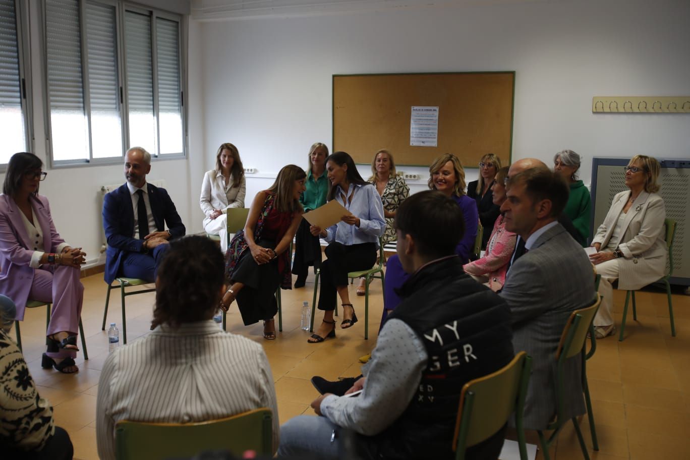 Doña Letizia, con la presidenta de Cantabria, María José Sáenz de Buruaga, la ministra de Educación, Pilar Alegría, y otros consejeros y miembros del claustro y del Ayuntamiento de Castro entre ellos la alcaldesa, Susana Herrán. 