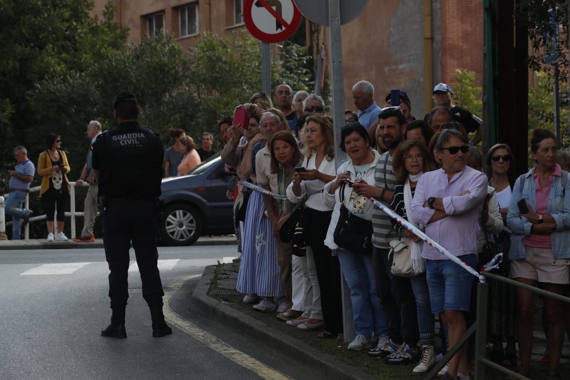 Vecinos de Castro, apostados en la inmediaciones del centro.