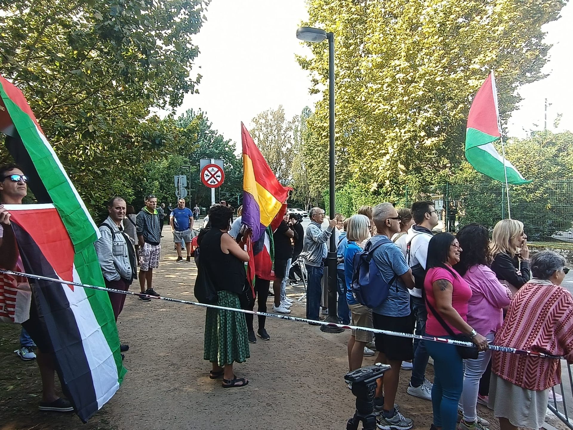 Entre el público, también banderas republicanas y de apoyo a Palestina.