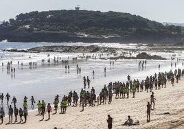 Imagen de la edición de hace dos años de esta marcha contra el cáncer por las playas de Santander.