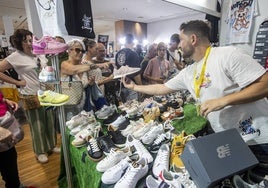 El estand de calzado deportivo, en la edición pasada de la Feria Outlet, en El Sardinero.