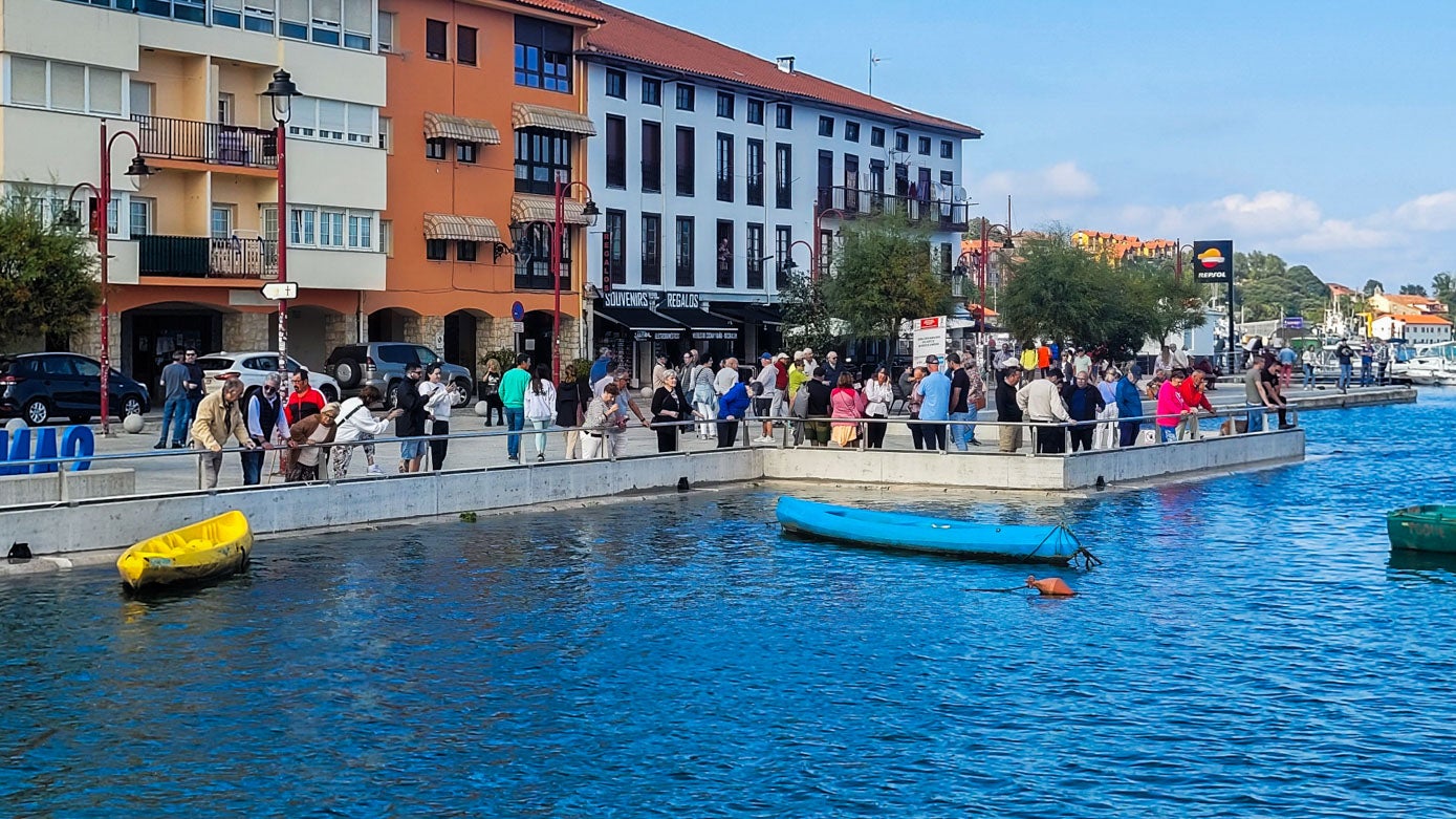 Varios curiosos se asoman al paseo marítimo Antonio Garelly, en San Vicente de la Barquera.