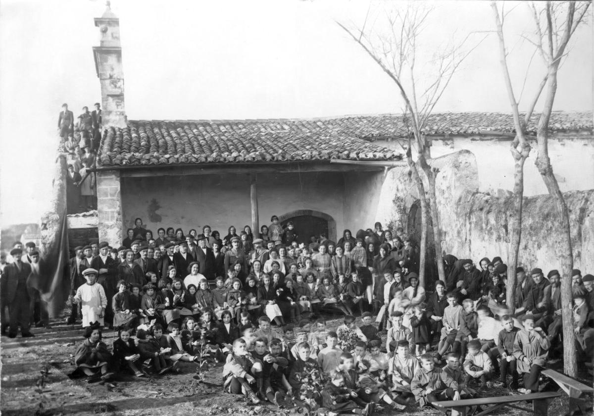 Vecinos de La Revilla en una celebración, junto al gobernador civil, del año 1924.