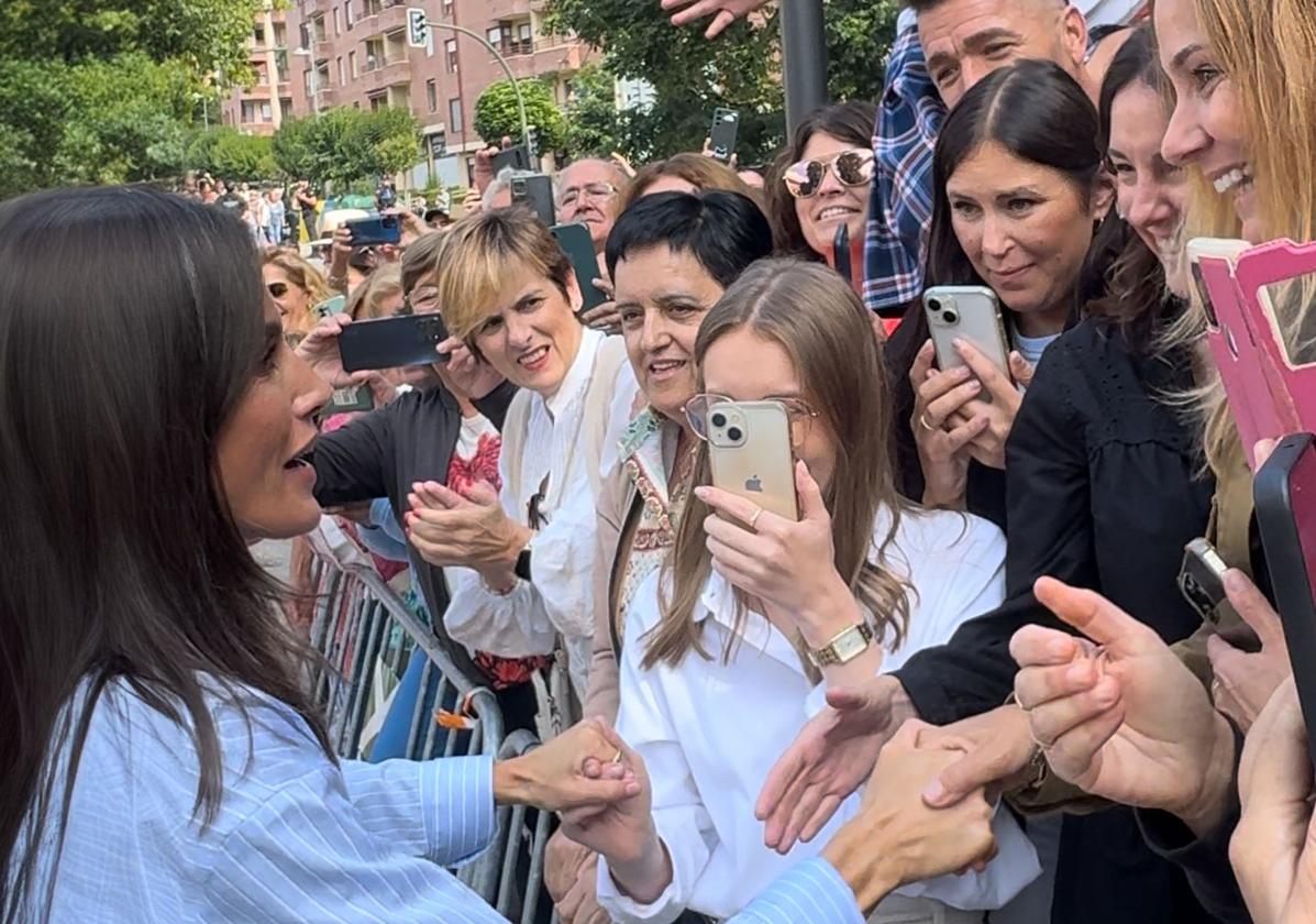 Momento en el que doña Letizia dio la mano al equipo de Anabel Lee.