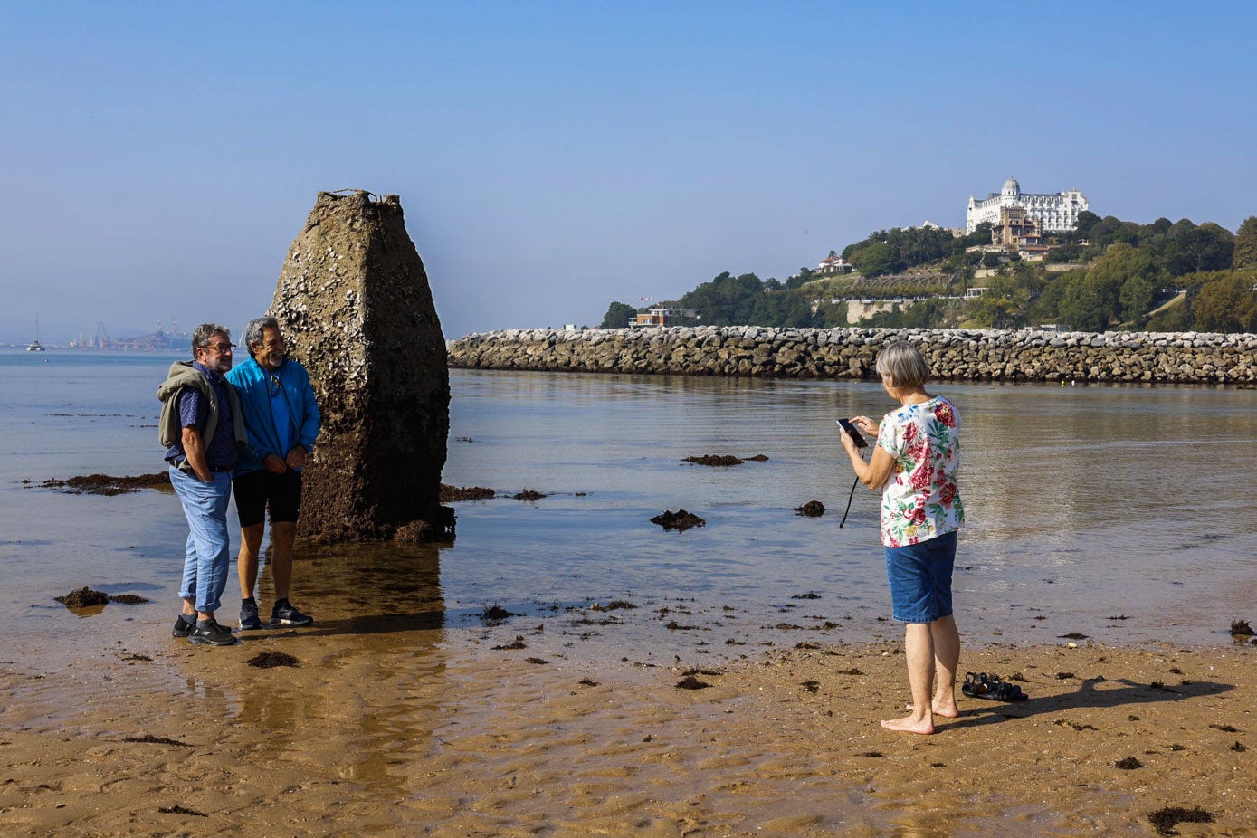 Algunas personas inmortalizaban el curioso momento del bajo nivel del mar.