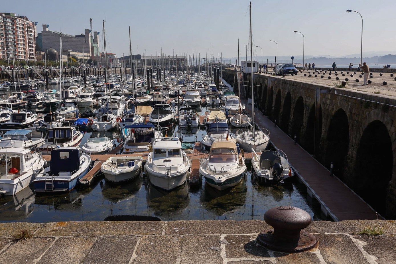 Las embarcaciones de Puertochico se encontraban así durante la bajamar.