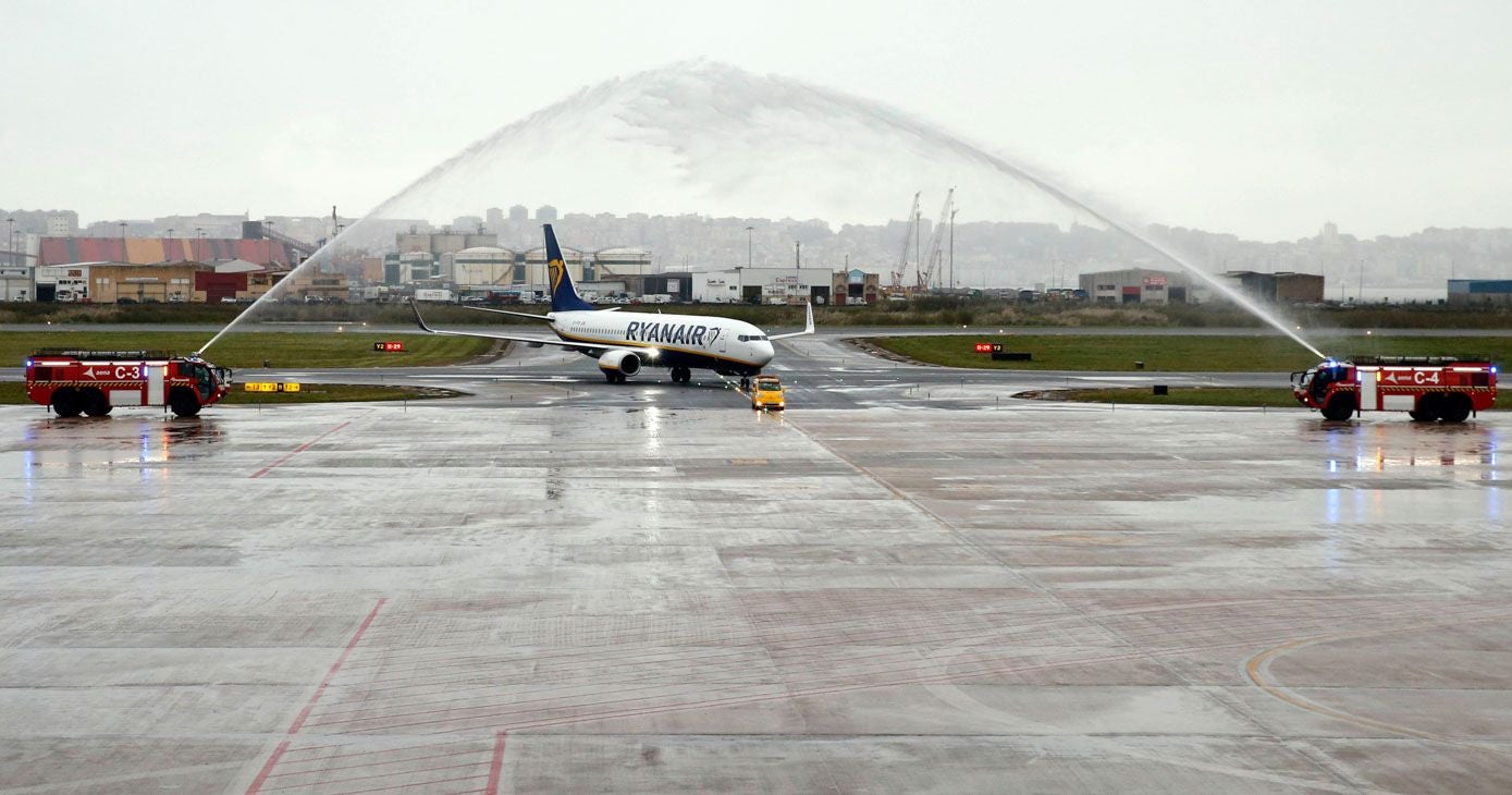 Recibimiento con un arco de agua al primer vuelo de la compañía Ryanair con Budapest.