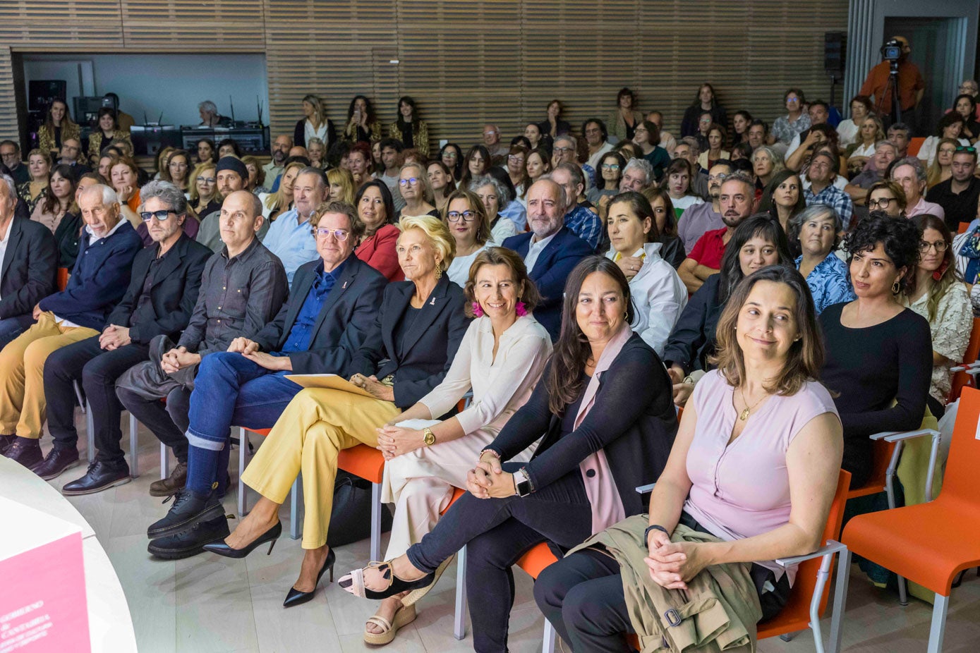 El Centro Botín se llenó para el acto de clausura y posterior proyección de 'Puntos suspensivos'.